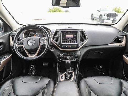 Used 2018 Jeep Cherokee Limited FWD image 12