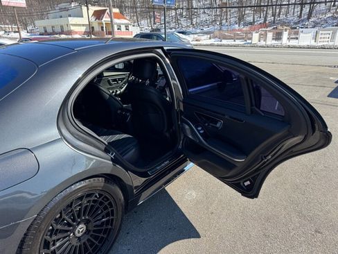 Used 2022 Mercedes-Benz S 580 4MATIC Sedan w/ AMG Line Package image 40