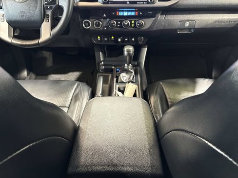 Used 2020 Toyota Tacoma TRD Sport w/ TRD Premium Sport Package AWD/4WD image 22