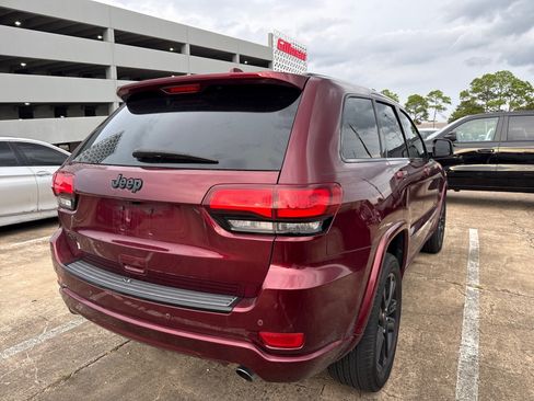 Used 2017 Jeep Grand Cherokee Altitude AWD/4WD image 9