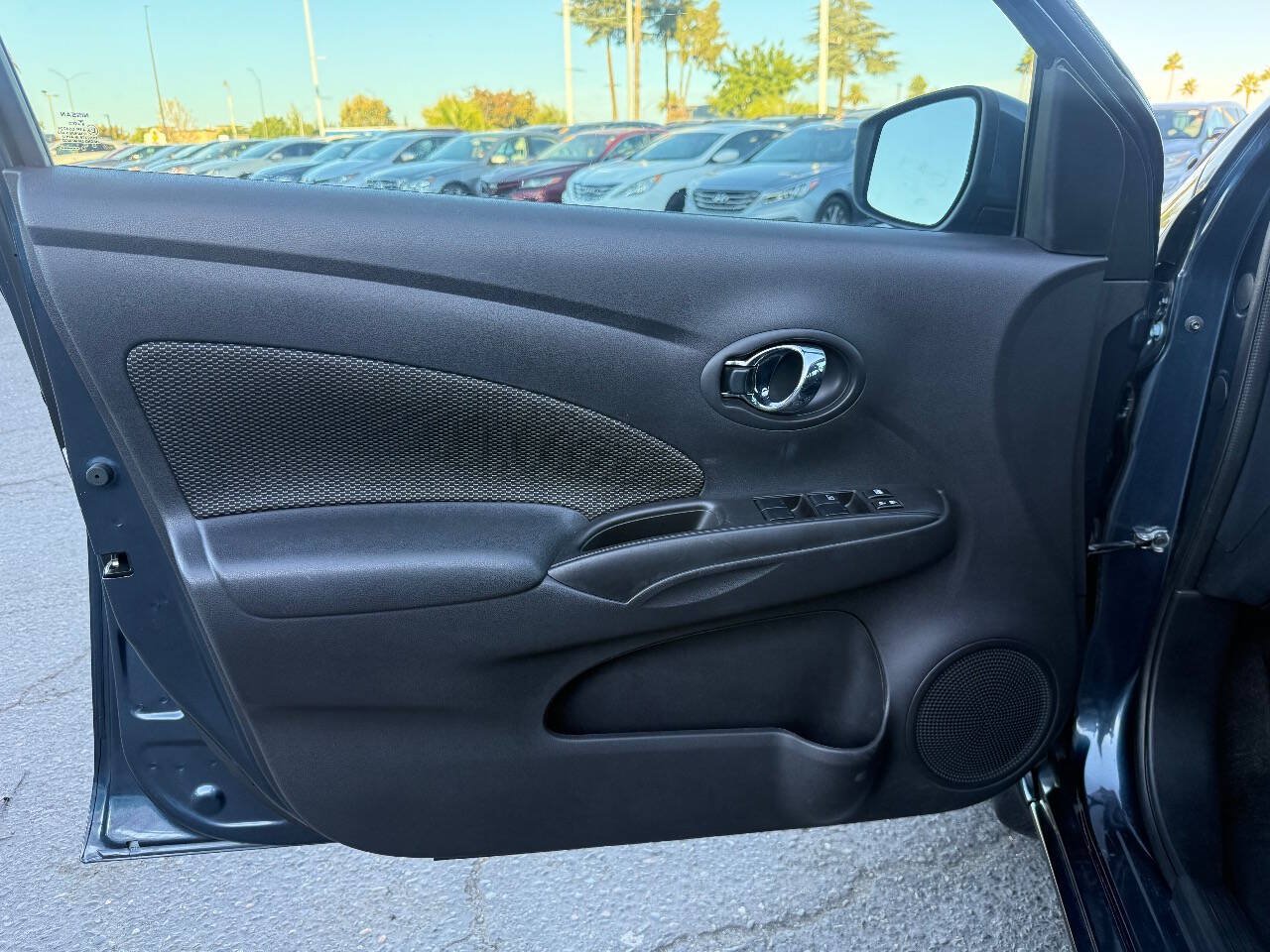 Used 2017 Nissan Versa SV w/ SV Special Edition Package FWD image 9