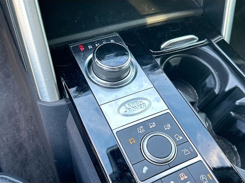 Used 2019 Land Rover Discovery HSE image 17