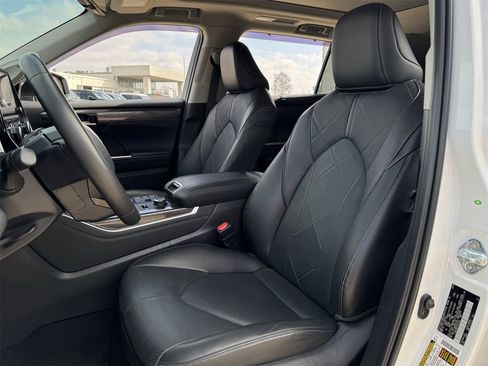 Used 2024 Toyota Highlander Platinum image 25
