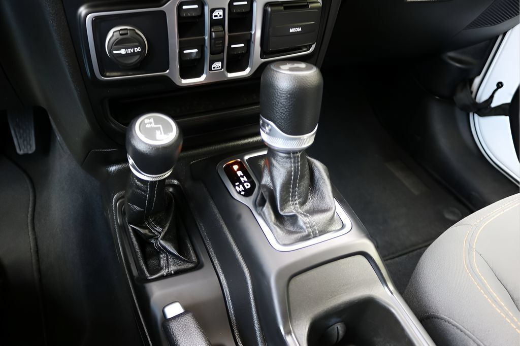 Used 2025 Jeep Wrangler Unlimited Sahara AWD/4WD image 24