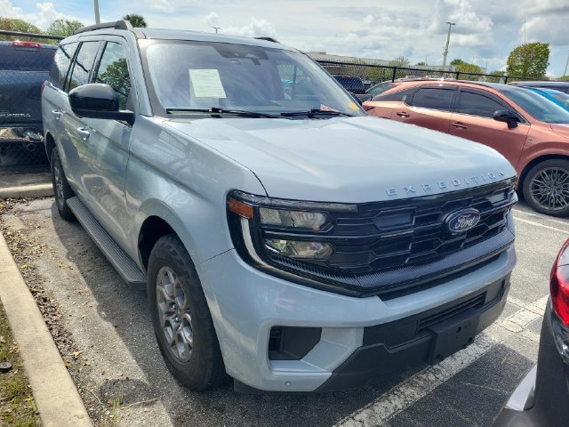 Used 2025 Ford Expedition Active RWD image 2