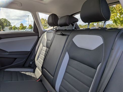 Used 2022 Volkswagen Taos SEL image 31