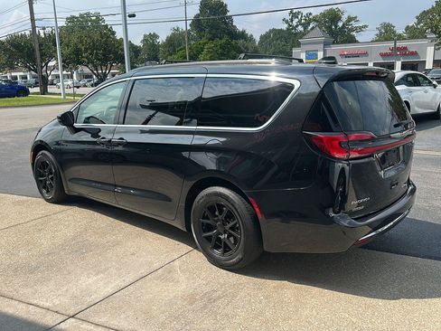 Used 2022 Chrysler Pacifica Touring-L FWD image 4