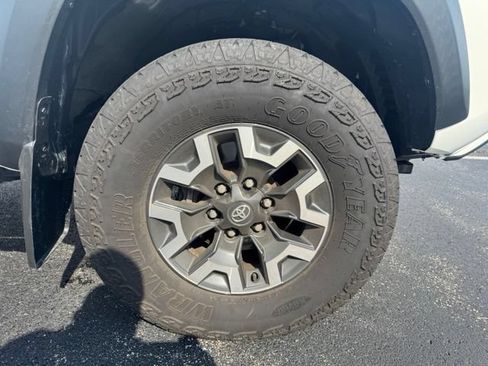 Used 2023 Toyota Tacoma TRD Off-Road w/ TRD Premium Off Road Package AWD/4WD image 9