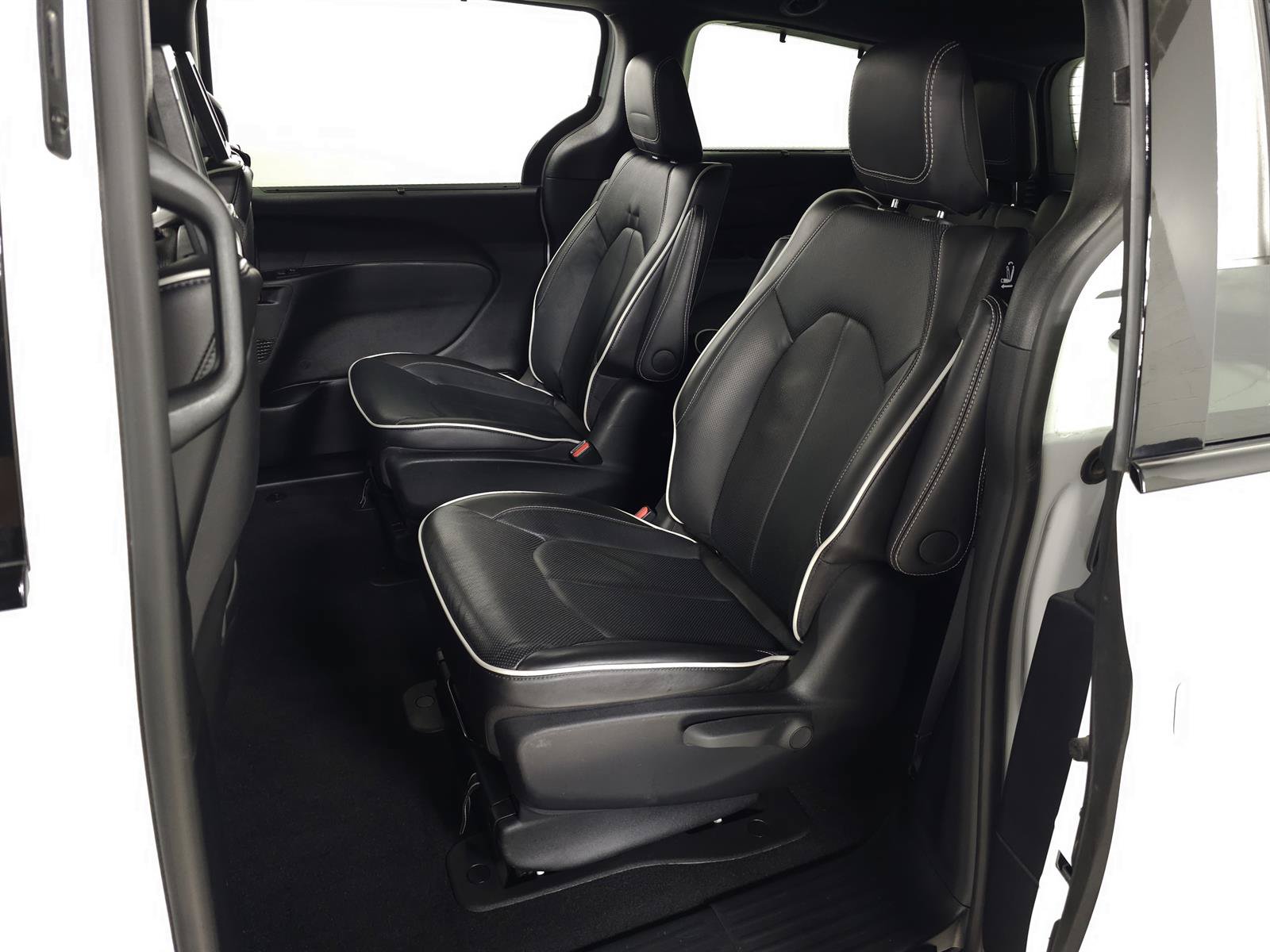 Used 2024 Chrysler Pacifica Premium FWD image 36