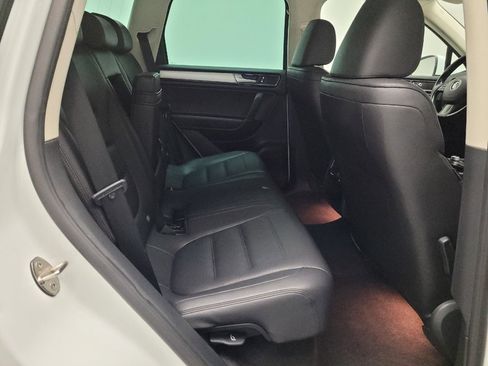 Used 2016 Volkswagen Touareg Sport image 19