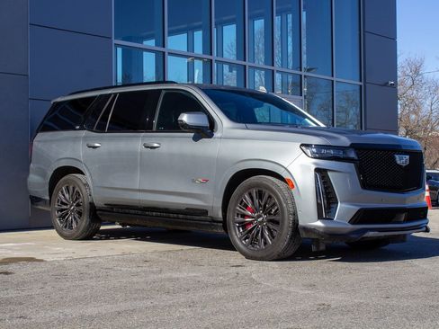 Used 2023 Cadillac Escalade V w/ LPO, ONYX Package image 3