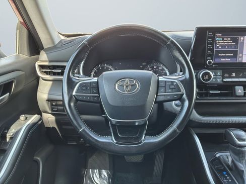 Used 2021 Toyota Highlander XLE FWD image 11