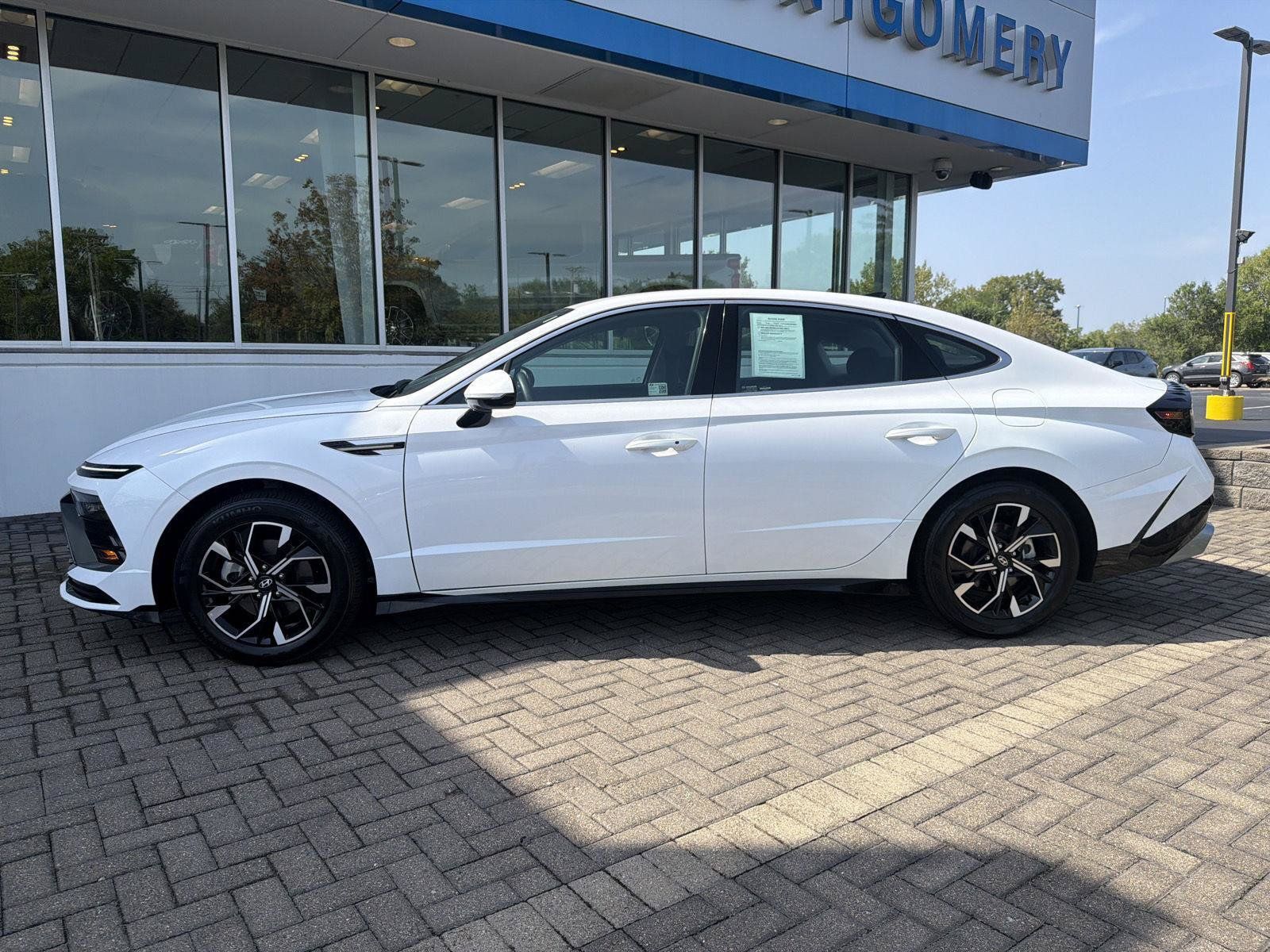 Used 2025 Hyundai Sonata SEL FWD image 2