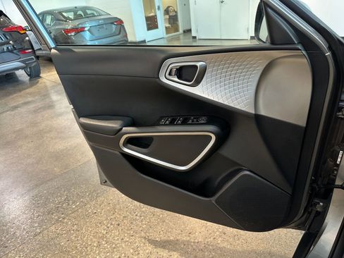 Used 2025 Kia Soul LX w/ LX Technology Package FWD image 18
