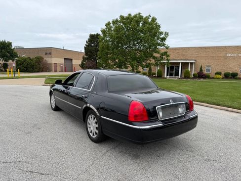 Used 2011 Lincoln Town Car Signature Limited RWD image 3