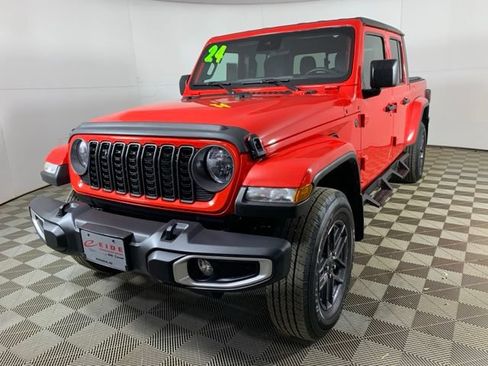 Used 2024 Jeep Gladiator Sport AWD/4WD image 10