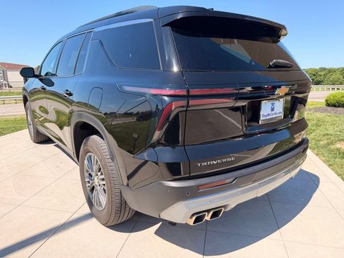 Used 2025 Chevrolet Traverse LT FWD image 8