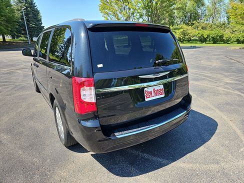 Used 2014 Chrysler Town & Country Touring FWD image 3