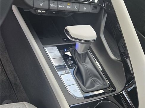 New 2025 Hyundai Elantra Limited image 16
