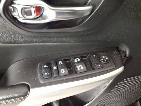 Used 2018 Jeep Cherokee Latitude Plus w/ Cold Weather Group AWD/4WD image 14