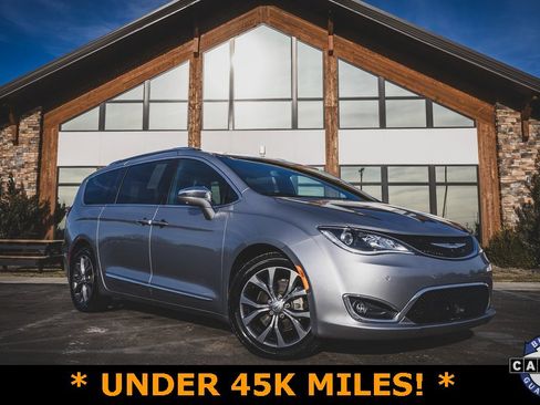 Used 2020 Chrysler Pacifica Limited image 1