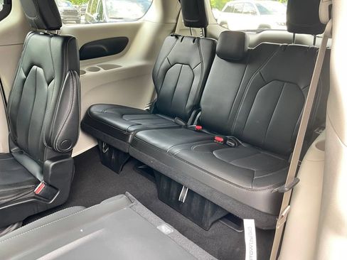 Used 2023 Chrysler Pacifica Touring-L AWD/4WD image 18