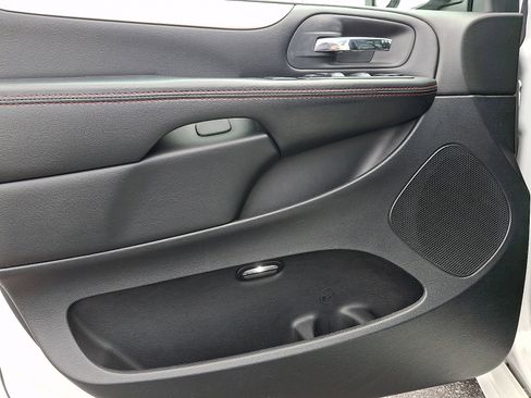 Used 2019 Dodge Grand Caravan GT FWD image 12