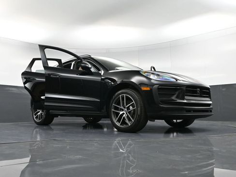 Certified 2025 Porsche Macan AWD/4WD image 38