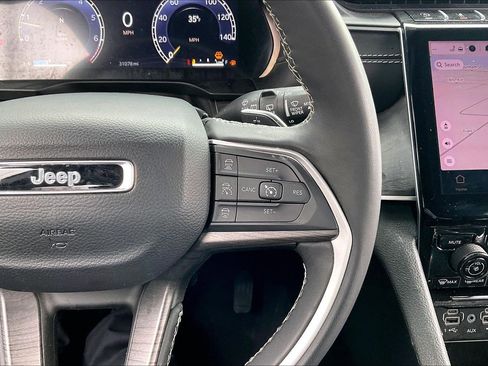 Certified 2025 Jeep Grand Cherokee Limited image 17