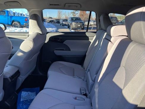 Used 2024 Toyota Highlander LE image 14