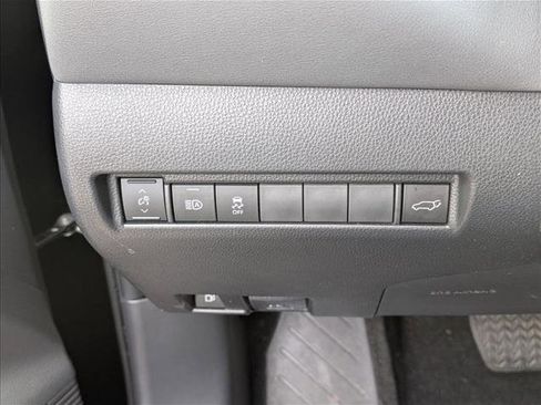 Used 2022 Toyota Venza XLE image 29