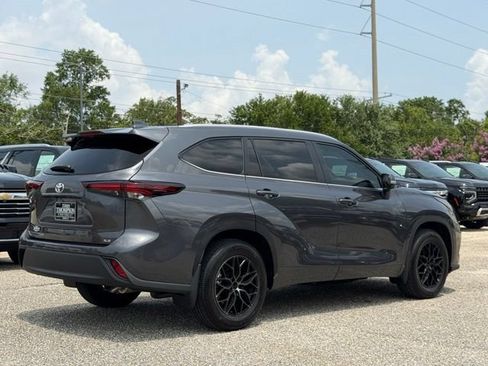 Used 2025 Toyota Highlander XLE FWD image 8