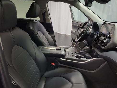 Used 2022 Toyota Highlander XLE AWD/4WD image 36