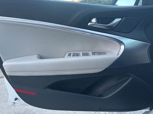 Used 2025 Genesis G70 2.5T image 15