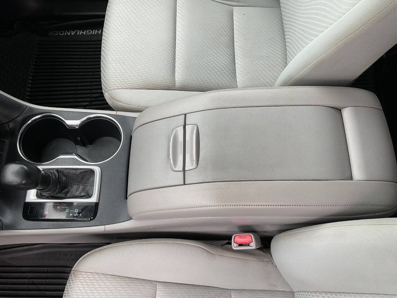 Used 2019 Toyota Highlander LE FWD image 25