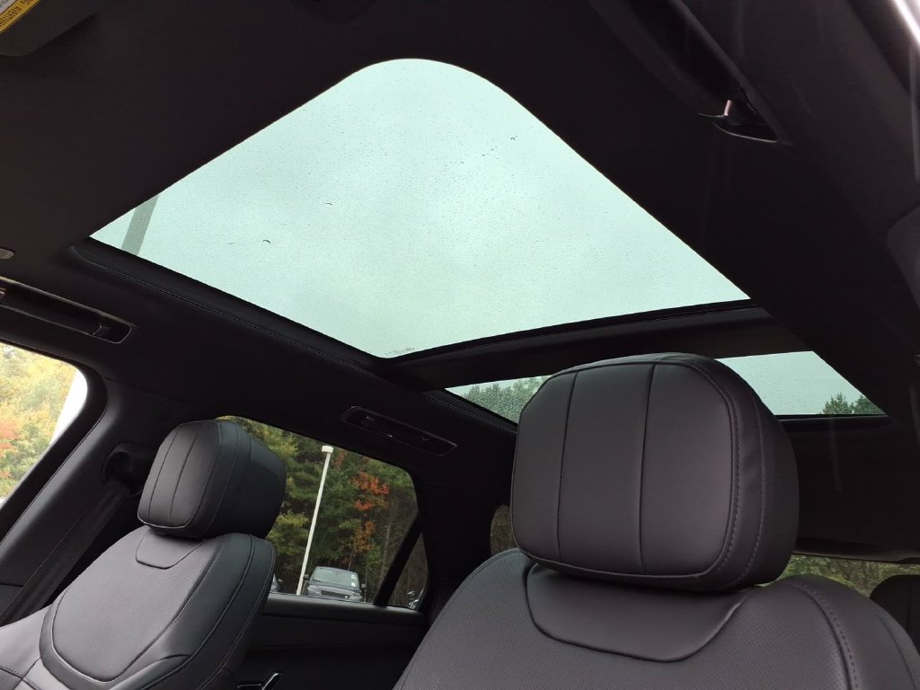 Used 2025 Land Rover Range Rover Sport SE AWD/4WD image 16