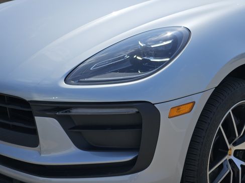 Certified 2025 Porsche Macan AWD/4WD image 12