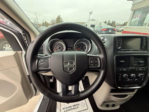 Used 2019 Dodge Grand Caravan SE w/ UConnect Hands-Free Group image 16