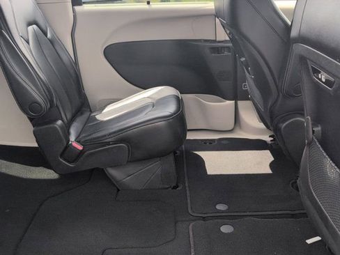 Used 2023 Chrysler Pacifica Touring-L FWD image 29