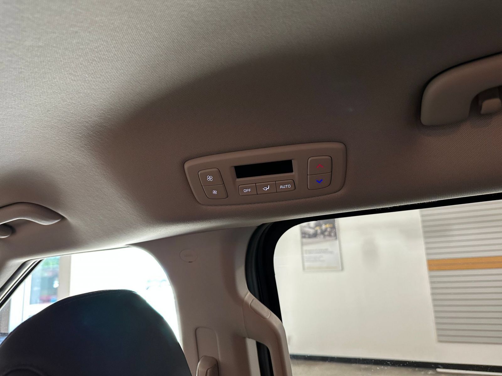 Used 2026 Kia Carnival FWD image 24