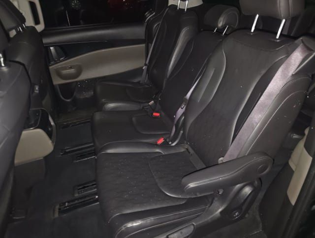 Used 2025 Kia Carnival FWD image 10