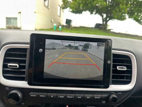 Used 2025 Hyundai Venue Limited FWD image 18