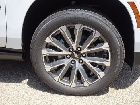 New 2026 Chevrolet Suburban High Country AWD/4WD image 14