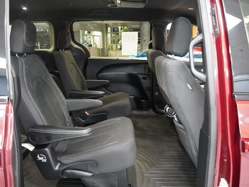 Used 2019 Chrysler Pacifica Touring Plus w/ S Appearance Package FWD image 26