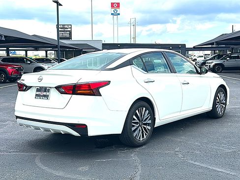 Used 2025 Nissan Altima 2.5 SV FWD image 8