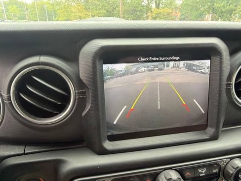 Used 2019 Jeep Wrangler Unlimited Sahara AWD/4WD image 9
