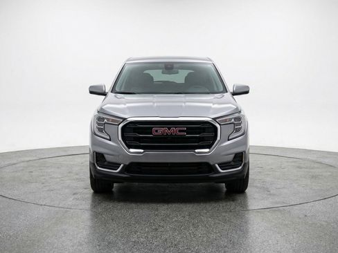 Used 2024 GMC Terrain SLE FWD image 2