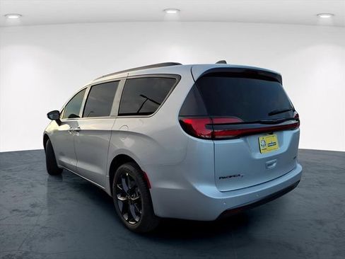 New 2026 Chrysler Pacifica Select AWD/4WD image 7