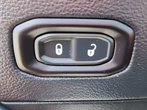 Used 2018 Jeep Wrangler Unlimited Sahara AWD/4WD image 22