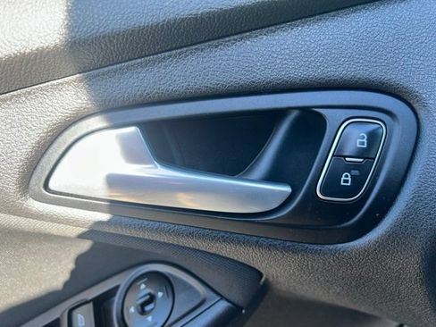 Used 2016 Ford Focus SE w/ SE Cold Weather Package FWD image 16